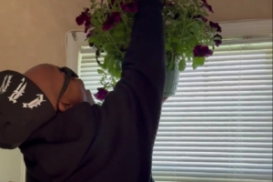 马布里给母亲买花:自来中国打球&回家时间太少 一直很想陪着母亲