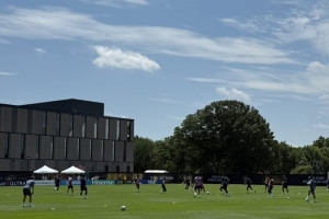 记者报巴黎训练:金彭贝缺席、莫斯卡多单独训练,其他球员都在