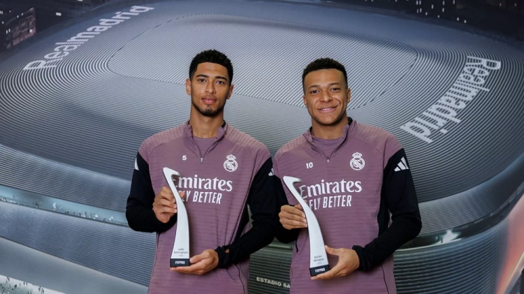 开云在线-姆巴佩和贝林厄姆领取FIFPRO最佳阵容奖杯，两人与奖杯一同合影